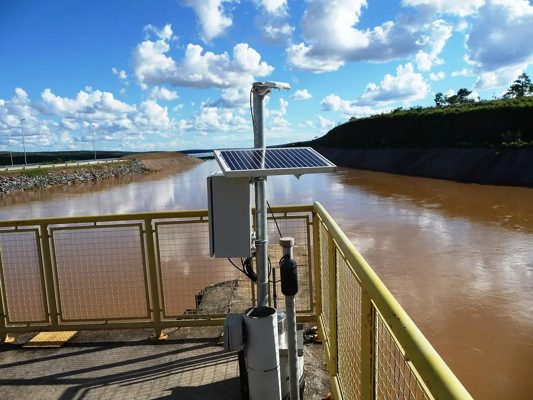 Estação hidrológica Mensura instalada junto a um canal
