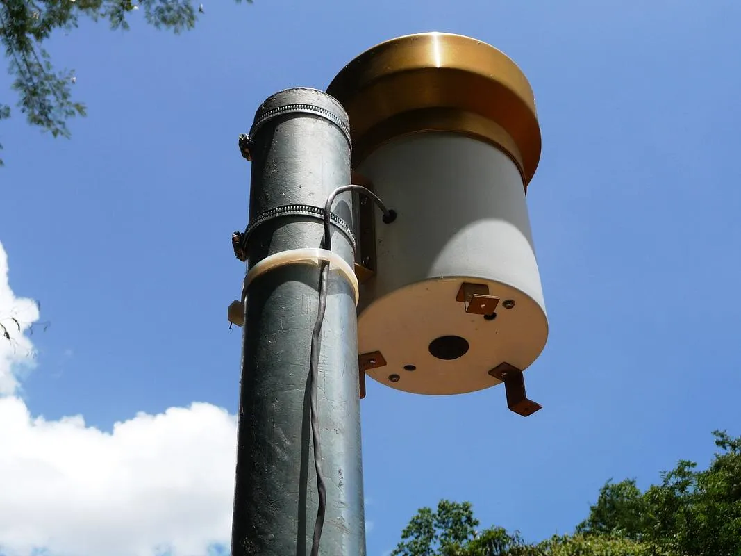 Pluviômetro instalado em uma estação de monitoramento Mensura